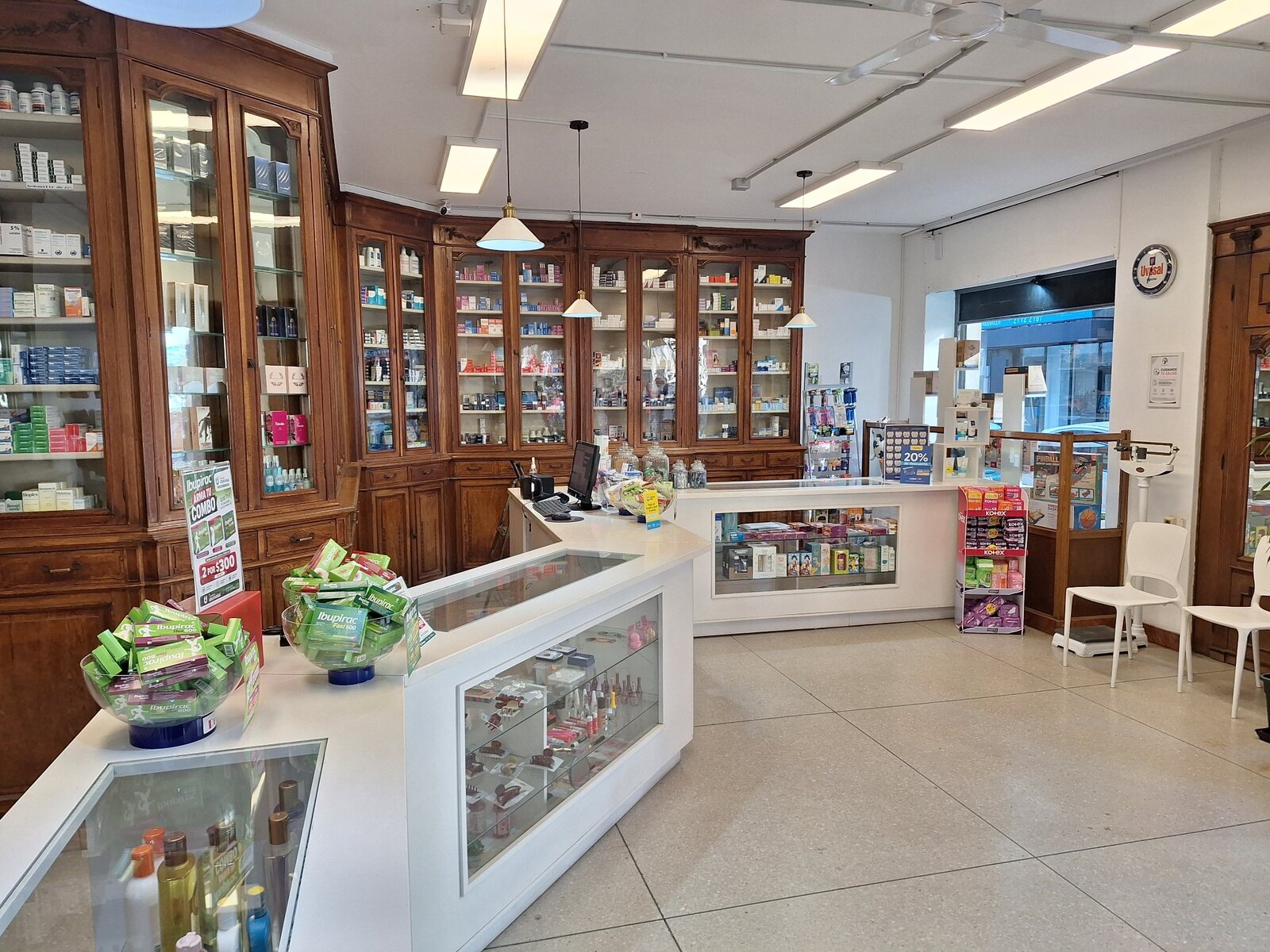 Vista amplia del interior actual de la farmacia