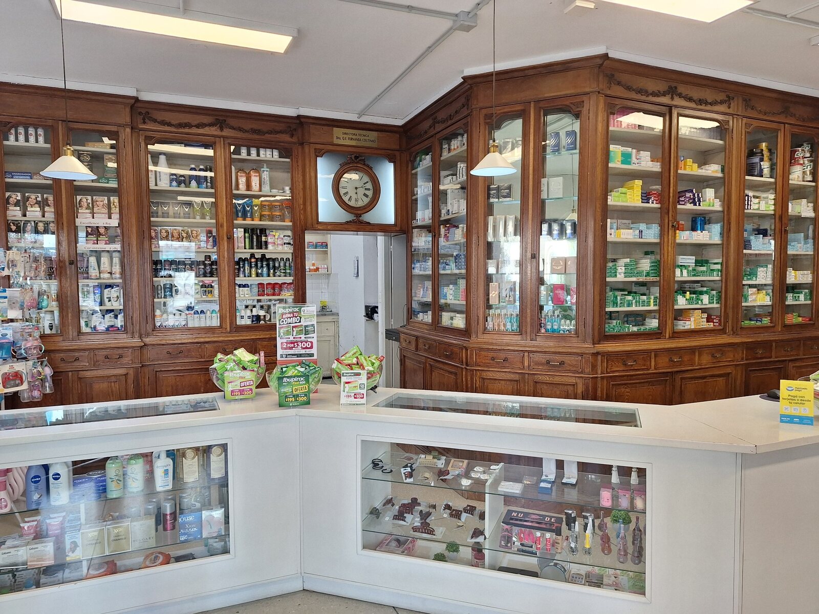 Interior actual de Farmacia San Gerónimo con sus estanterías históricas de madera